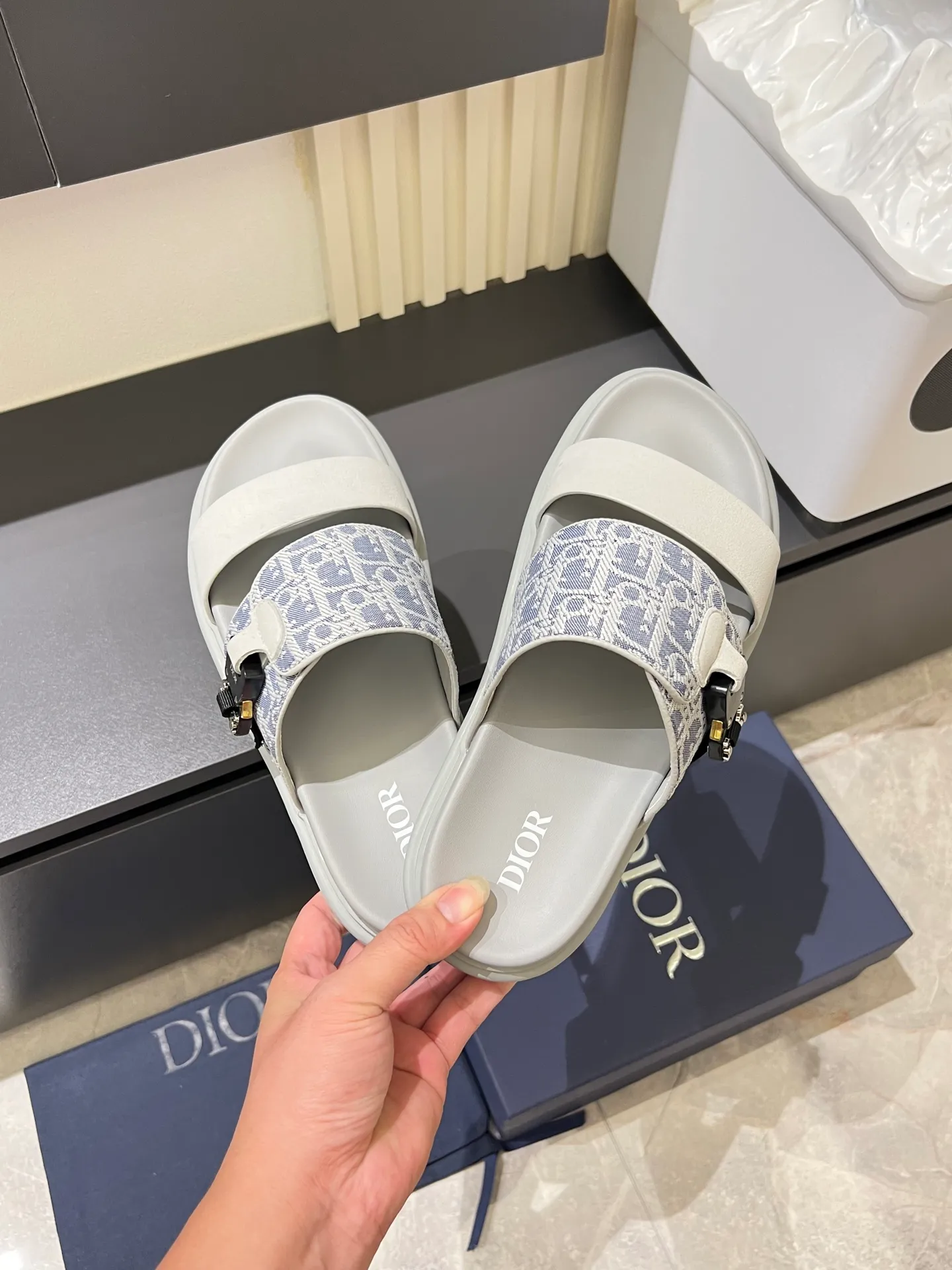 Men's Men's Shoes 💰p320 Dio* Men's Sandals Slippers. Showcasing Dior haute couture design. The Dior gray suede strap is accented with an aluminum Dior buckle for added style. Paired with a comfortable tonal notch sole, they pair easily with shorts or jeans for a sophisticated look. Main body: suede cow leather, technical fabric lining: cow leather, with adjustable straps, aluminum Dior buckle, Dior gray EVA insole, tonal notched rubber outsole splicing structure, size: 38-44 (customized at 45.46)